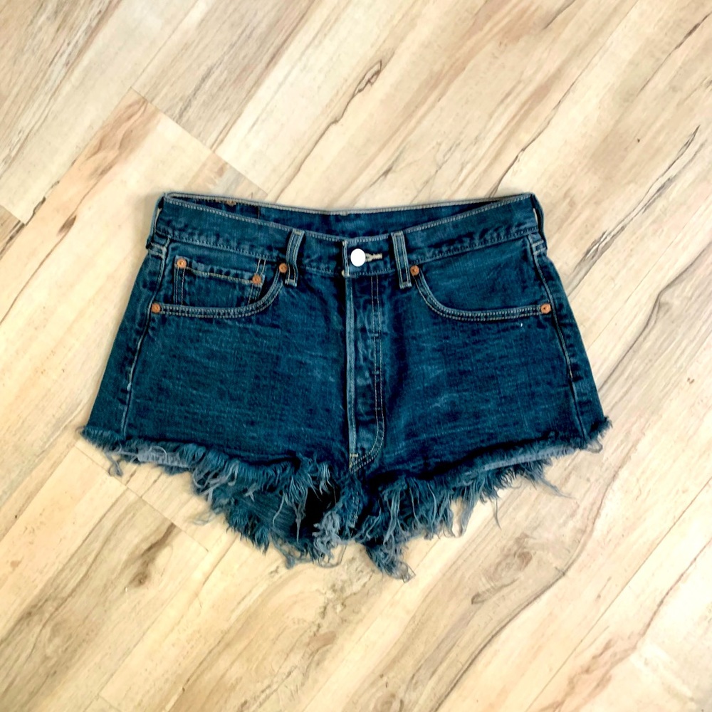 Levi’s 501 dark wash cutoffs size 33x30